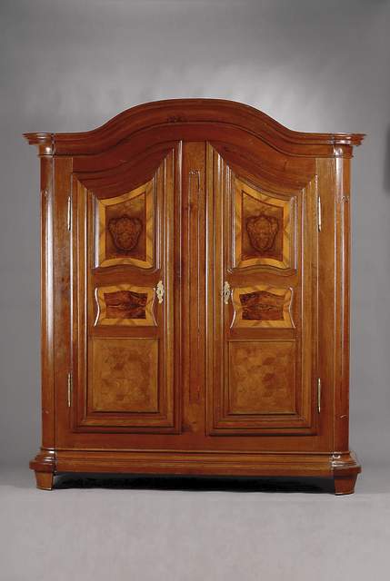 Prunkschrank, Pfalz, Gegend Bergzabern, um 1750/60, auserlesenes Hirneichenholz, kompl.auf Rahmen gearbeitet, 10 Inlets, Ecken gerundet, Fuß u. ...