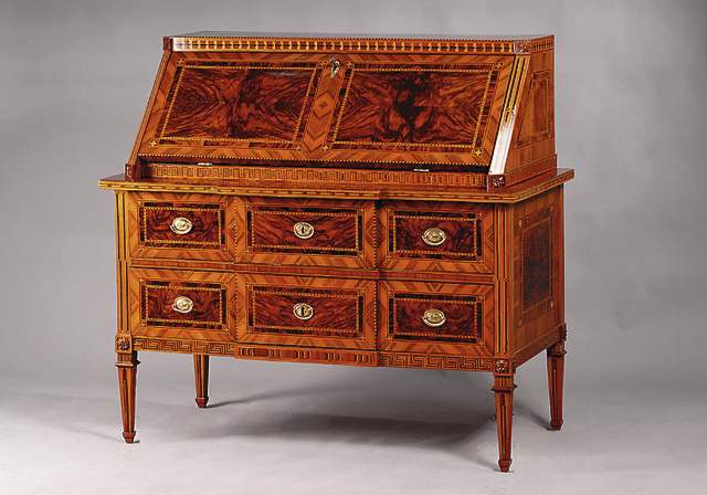 Schrägklappensekretär, Umkreis Neuwied, um 1780/85, Korpus WH, Wurzelnußfurnier, vielfach doppelt gespiegelt verlegt, 2 schübig, Schrägklappen, ...
