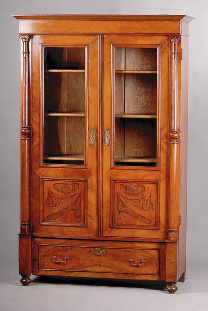 Vitrinenschrank, deutsch, um 1890, späte Gründerzeit, Korpus WH, Wurzelnußfurnier z.T. gespiegelt verlegt, Front auf Rahmen gearbeitet, ...