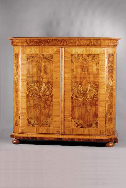 Barockschrank, rhein., um 1750, 2-türig, Korpus WH z.T.auf Rahmen gearbeitet, Ecken abgeflacht, Wurzelnußfurnier doppelt u.4-fach gesp. z.T.quer ...