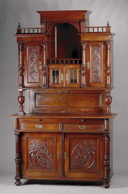 Aufsatzschrank, deutsch, um 1900, Korpus WH/HH, Wurzelnußfurnier gesp.verlegt, 2 integr.Schubladen, Türen auf Rahmen gearbeitet, Füllungen ...