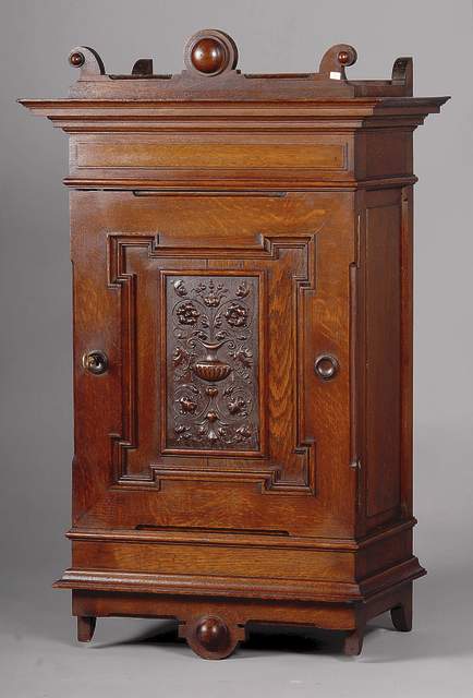 Hängeschrank, deutsch, um 1870/80, Gründerzeit, Eiche mass., kompl.auf Rahmen gearbeitet, Spätrenaissancestil m.barocken Anklängen, in sich ...