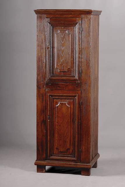 Bauernschrank, norddeutsch, um 1800, Eiche mass., Front/Türen auf Rahmen gearbeitet, integr.Leisten, diese 4-fach getreppt, Inlets einfach getreppt, ...