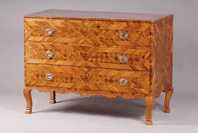 Barockkommode, süddeutsch, um 1780/90, Korpus WH, Wurzelnußfurnier, z.T.gespiegelt verlegt bzw.Parkettierung in Wurzelnuß, Bandintasien, ...