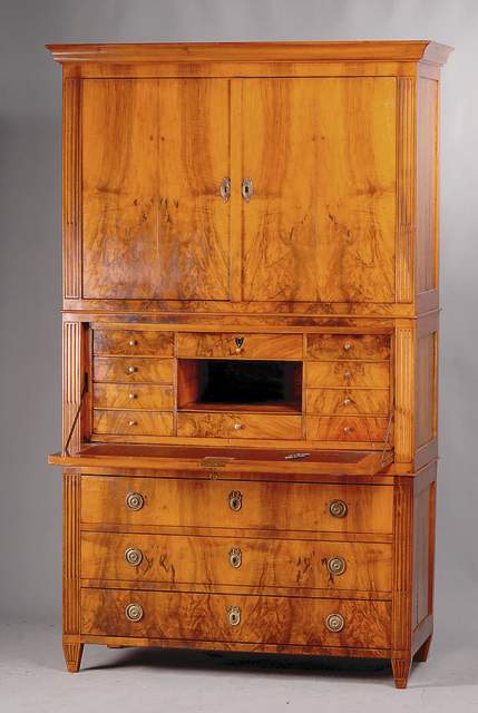 Sekretäraufsatzschrank, dt., um 1880/90, Korpus WH/HH, Wurzelnußfurnier gesp.verlegt, 3-schübig, Oberteil Buch/Aktenschrank, Mittelteil: Sekretär ...