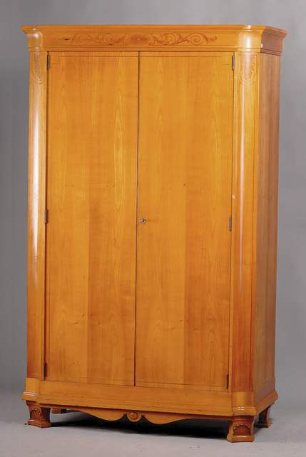 Schlafzimmerschrank, Österreich, um 1905, Korpus HH, Mahagoni innen furniert, ausgewähltes Kirschbaumfurnier gesp. verlegt, Ecken gewalmt, Kopf ...