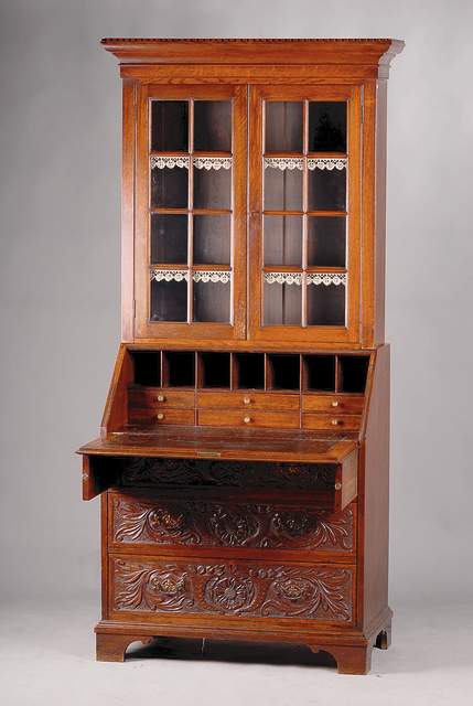Vitrinenaufsatzsekretär, Belgien/Niederlande, um 1900, Eiche massiv, 3-schübig, Schrägklappe u. Schubladenfront m. reicher Flachschnitzerei a.d. ...