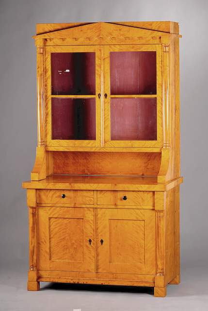 Aufsatzmöbel, mitteldeutsch, um 1820/30, Korpus WH, Ahornfurnier z.T. gepiegelt u. doppelt gespiegelt verlegt, Front auf Rahmen gearbeitet, Lisenen ...