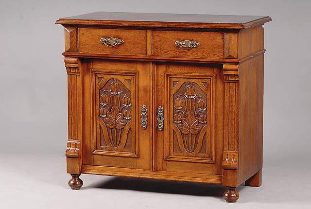 2-türiges Schränkchen, deutsch, späte Gründerzeit, um 1890, Eichefurnier z.T. doppelt gesp. verlegt, Front/Türen auf Rahmen gearbeitet, 2 ...