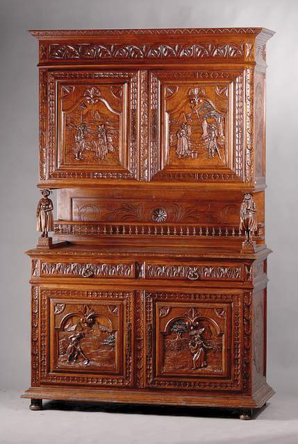 Vielzweckschrank, Flandern, um 1890, Korpus HH/WH, Eiche massiv, Front u. Seiten a. Rahmen gearbeitet, Inlets m. reicher Schnitzerei, bäuerl. ...