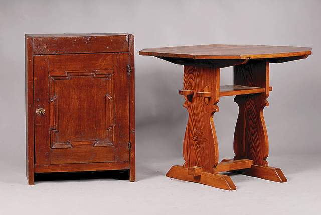 Halbschrank, mitteldeutsch, Hessen, um 1750/ 60, Eiche mass., Tür auf Rahmen gearbeitet, Zierleisten 3-fach getreppt u.verkröpft, 2 Einlegebretter ...