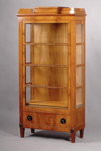 Vitrine, deutsch, um 1906-10, HH/WH, Mahagoni bzw. Pyramidenmahagonifurnier, z.T. gesp. verlegt, im Jugendstil m. starkem Biedermaiereinschlag, ...