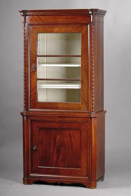 Aufsatzvitrine, mitteldeutsch, um 1860, Korpus WH, Mahagonifurnier gesp. verlegt, Front auf Rahmen gearbeitet, Ecken abgeflacht bzw. aufges. ...