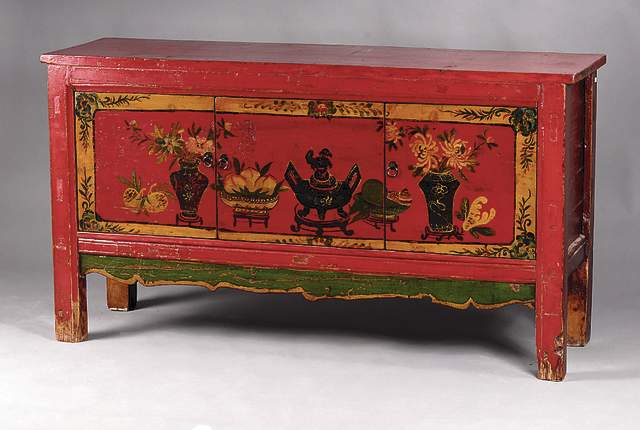 Anrichte bzw. Ahnenaltar, China, 20. Jhd., WH/HH z.T. auf Rahmen gearbeitet, 3-türig, bunt staffiert m. Blumen, z.T. rotgrundig, starke Alterssp., ...