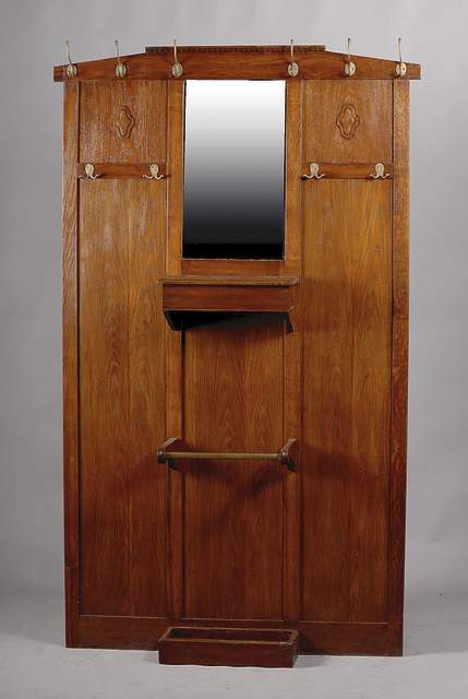Garderobe, deutsch, um 1905, Rahmen Eiche massiv, Innenfläche WH, Eichefurnier doppelt gesp. verlegt, Handschuhfach, facett. Spiegelglas, 10 Haken, ...