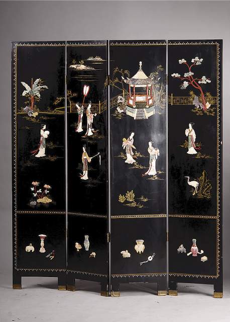 Paravent, China, Schwarzlack, Rückseite in Gold und Rotlack bemalt mit Blumen und Vögel, Vorderseite mit Darstellung versch. Geishas, belegt mit ...