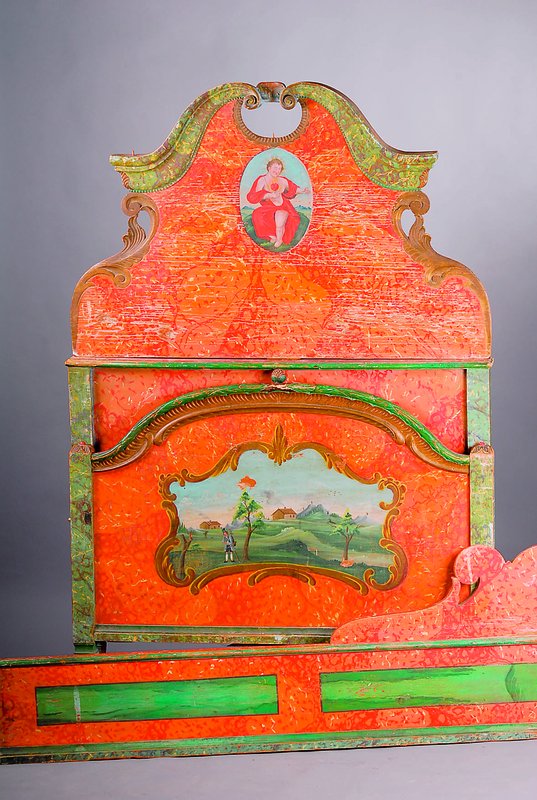 Detail a: Bett, Elsaß, um 1800/20, Korpus Weichholz, schöner Aufstecker, bunte Orig.-fassung, Rest.notwendig, sehr gr. Orig.-bett aus der Zeit, selten, ca. ...