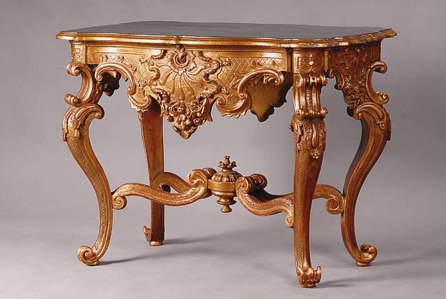 Konsolentisch, süddeutsch, Würzburger Raum, um 1750-60, Eiche massiv, fein geschnitzt mit Rocaillen, Blumen-u.Wappenornamenten, über dünnem ...