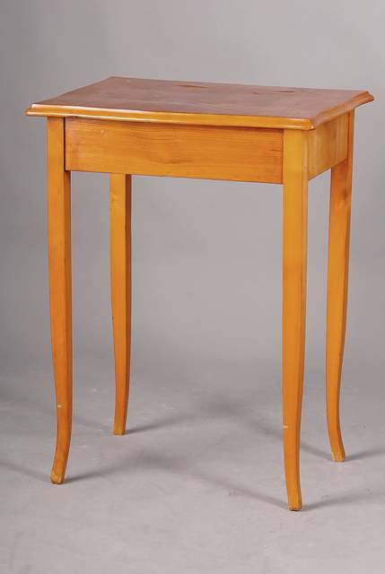 Beistelltisch, süddeutsch, Biedermeier, um 1820/30, dickfurnierig, Beine Ahorn, Kirschbaumfurnier auf Zarge gespiegelt verlegt, Platte einfach ...