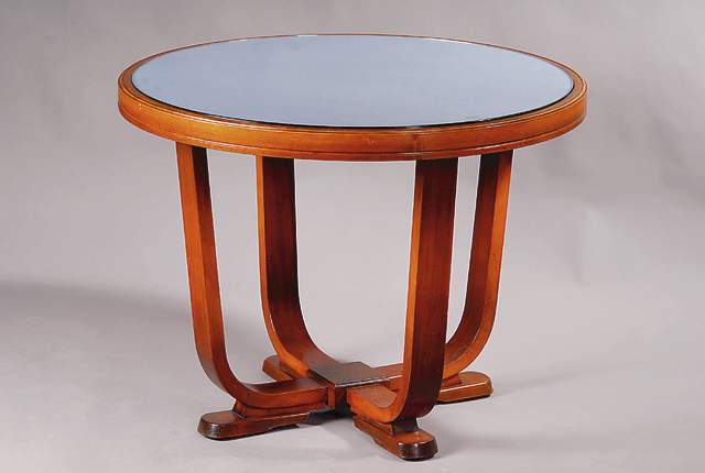 Clubtisch, deutsch, um 1932/35, Nußbaum massiv bzw. Nußbaumfurnier, 4 gebogte Beine in sog. Schuhfüße übergehend, Zarge doppelt gerieft, ...