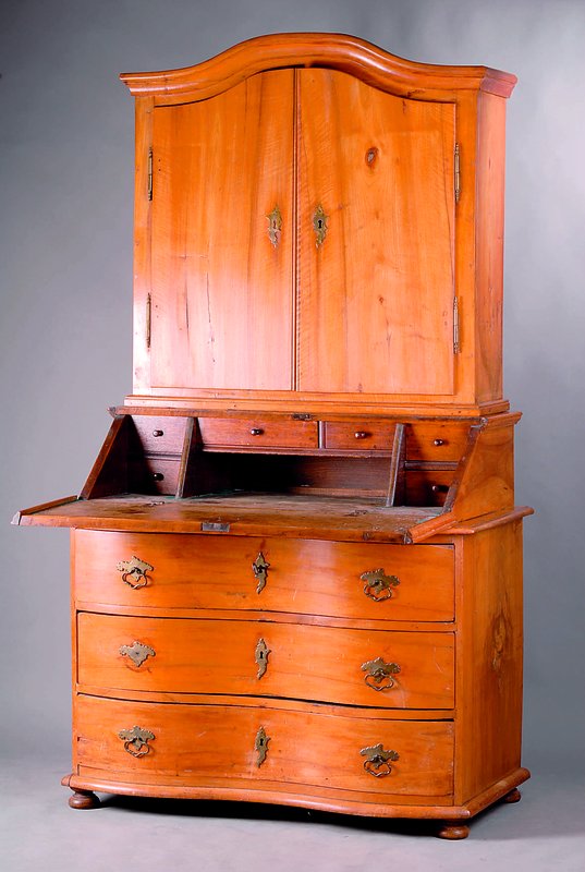 Aufsatzsekretär m. Schiefklappe u. Oberteil, wohl Baden, um 1750, Korpus WH bzw. Front z.T. Nußbaum massiv, Unterteil 3-schübig, doppelt ...