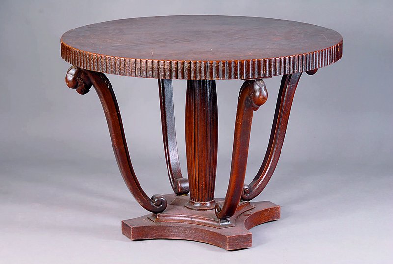 Tisch, deutsch, 1908/10, WH/Eiche massiv bzw. Furnier, 4 stilisierte Beine mit Papageienköpfen, Zarge u. Mittelfuß m. umlaufenden Rillendekor, ...