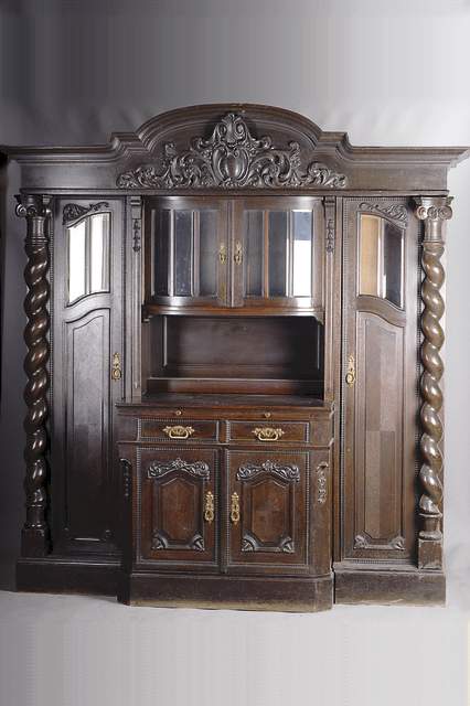 Vielzweckschrank, deutsch, 1908/10, Eiche furnier/massiv, freistehende gedrechselte Säulen, komplett auf Rahmen gearbeitet, Bronzebeschläge, org. ...