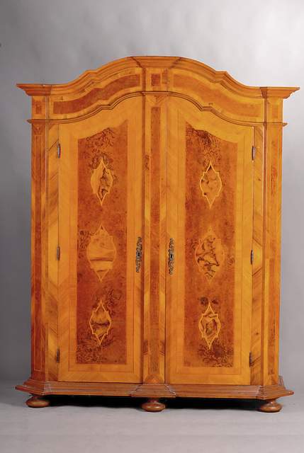 Barockstilschrank, 1960, Wurzelnussfurnier, Ahorn und Rosenholz, Seiten abgeplattet, Zierleisten z.T. verkröpft, Bandelwerk, Verkäufer: F. Führer, ...