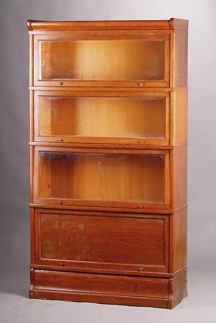 Bücherschrank, wohl Berlin, 1910, bestehend aus 10 Teilen, Eiche furnier/massiv, Front verglast, waagrecht aufklapp-/einschiebbar, Größe variabel