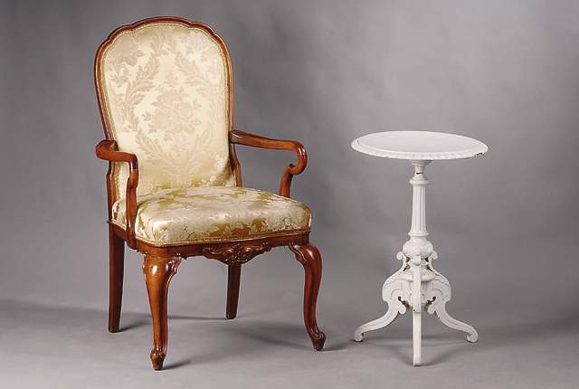 Tischchen, wohl Frankreich, 1890, Nussbaum massiv, weiß lackiert, Beine 3 Ausleger, gerieft, Akantusblattverzierung, Rocaillen, Tischplatte mit ...