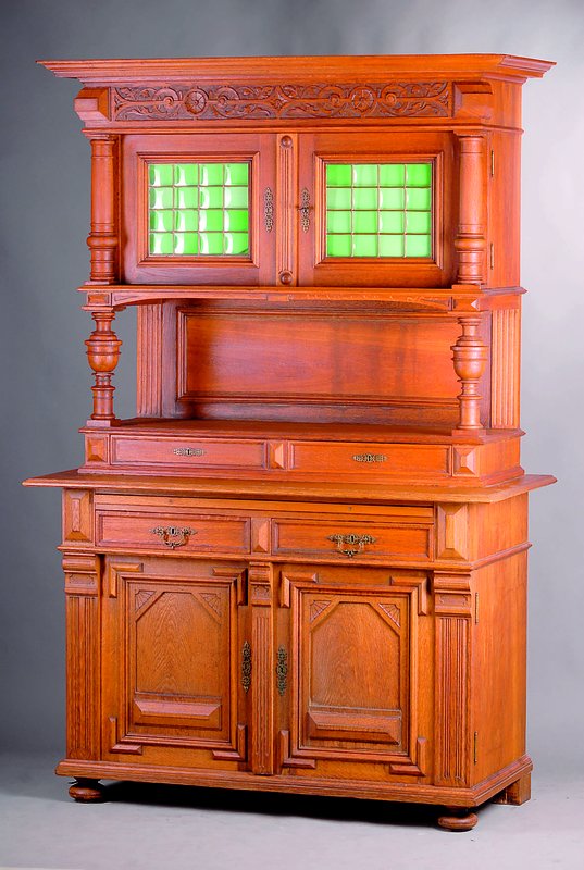 Aufsatzbuffet, deutsch, um 1900/10, Korpus Eiche massiv bzw. Eichefurnier, in sich 7-fach gegliedert, Unterteil: 2 schübig, einfache Einlegebretter, ...