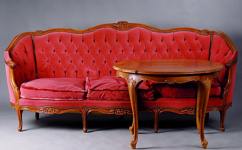 Sitzgruppe, Italien, 1972/74, best. aus 3 -Sitzercouch, 2 Sesseln, Toskana, Gestell massiv Nußbaum, vielfach geschweift u. gerieft, Rücken geheftet ...