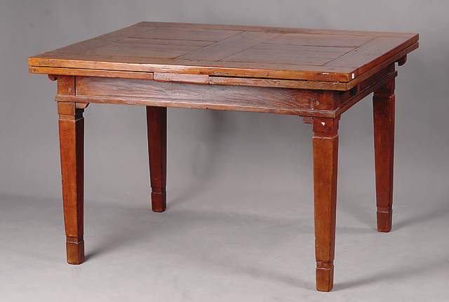 Ausziehtisch, wohl Niederrhein, um 1810/20, Eiche massiv, auf Rahmen gearbeitet, ausziehbar, einfache Zierleisten, Beine chronisch zulaufend m. ...