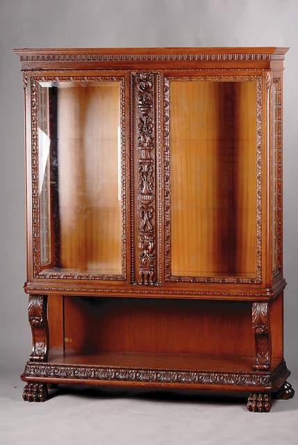 Aufsatzvitrine, deutsch, um 1920/30, im sog. Kabinetlook, Renaissancestil, Eiche massiv bzw. Furnier, aufgelegte Schnitzereien a.d. Vollholz, ...