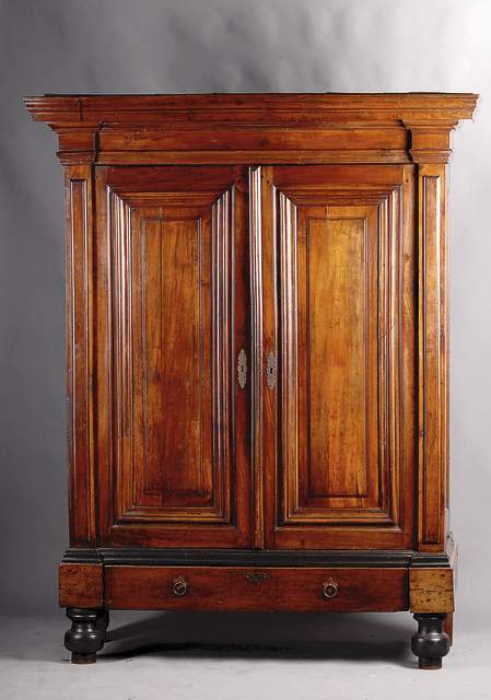 2-türiger Dielenschrank, Niederlande, um 1750 , Nußbaum massiv, komplett auf Rahmen gearbeitet, verdübelt, Dübel z.T. herausnehmbar, integr. ...