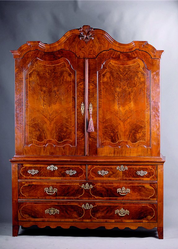 Kabinetschrank, Niederlande, um 1770/80, Korpus WH/HH, Wurzelnußfurnier gesp. u. doppelt gesp. verlegt, Unterteil 4-schübig, Oberteil 2-türig m. ...