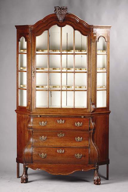 Aufsatzvitrine, Holland, um 1790-1810, Eiche massiv, 3-schübig, Unterteil 3-fach geschweift, abgekantete Ecken, Tatzenfüße, Frontzarge 6-fach ...