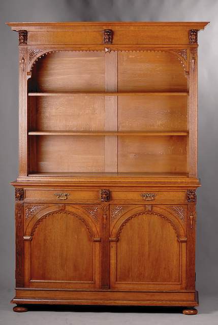 Bücherschrank, Frankreich, um 1900, Eiche massiv bzw. Furnier, aufgelegte Schnitzereien im Frühbarockstil, frontal ausgerichtete Lisenen, 5-fach ...