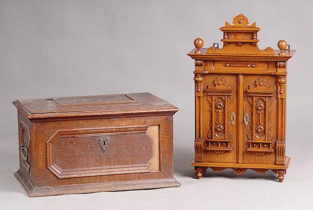 Modelschränkchen, Gründerzeit, um 1880, Korpus WH/Eiche massiv, im Frühbarockstil m. klassizistischen Elementen, Frontausrichtung, aufgesetzte ...