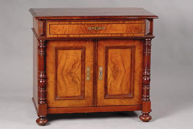 Halbschrank, deutsch, um 1880/90, 2-türig m. integr. Schublade, Korpus WH, Wurzelnußfurnier einfach u. doppelt gesp. verlegt, Frontausrichtung m. ...
