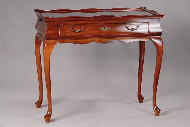 Serviertisch, England, nach 1900, Chippendalestile, m. integr. Tablett, Nußbaum/Palisanterfurnier gesp. verlegt, orig. Beschl., Abstellbretter ...