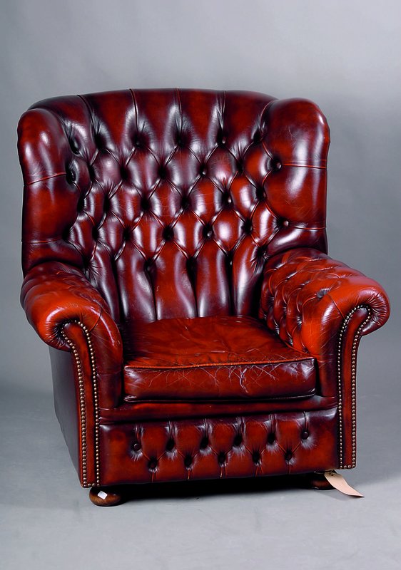 Chesterfield-Sessel, nach engl. Vorbild v. 1910, Neuausformung 50/60er Jahre, rot-brauner Lederbezug, geheftet u. genoppt, loses Sitzkissen, ...