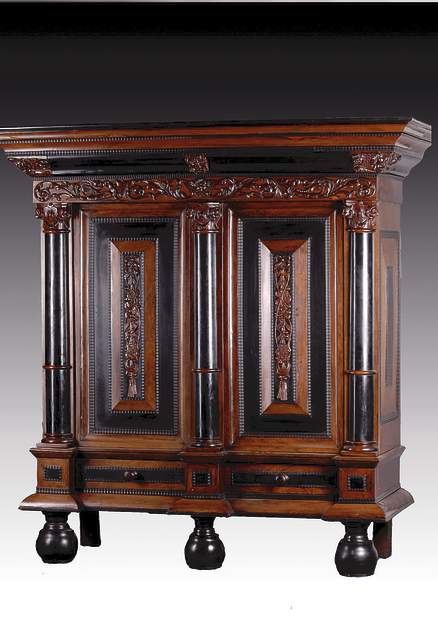 Holländischer Dielenschrank, um 1900, Korpus Eiche massiv, Palisanter/Ebenholz, 2 integr. Schubladen, kompl. auf Rahmen gearbeitet, aufgesetzte ...