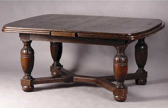 Ausziehtisch, deutsch, um 1900/10, Eiche massiv bzw Furnier, geschwärzt, Balusterbeine in sich verschränkt, sparsame Zahnfriesschnitz., auf 410 cm ...