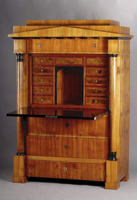 Schranksekretär, wohl Berlin, um 1815/20, Korpus massiv Kiefer bzw. Zirbelkiefer, ausgesuchtes Kirschbaumfurnier gesp. verlegt, frontal senkrecht ...