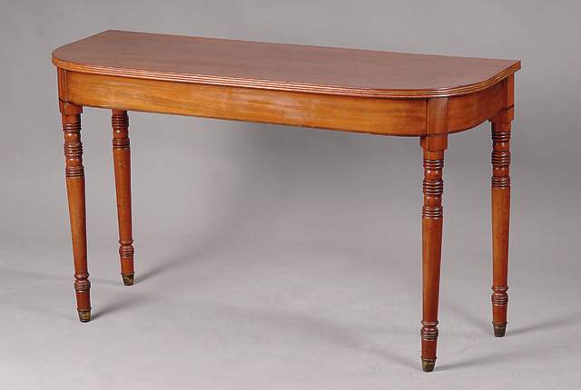 Konsolentisch, England, um 1900, Mahagonifurnier, gedrechselte Beine, Tischplatte 4-fach gerieft, wohnfertig, l. Gebr.-Sp. Altersp., ca. 67x111x40 cm
