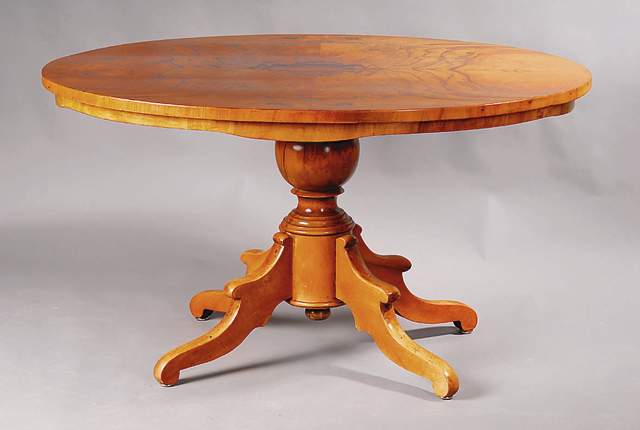 ovaler Salontisch, deutsch, um 1870/80, Säule u. Auslegerbeine massiv Nußbaum, diese doppelt geschweift in Voluten auslaufend, Säule in ...