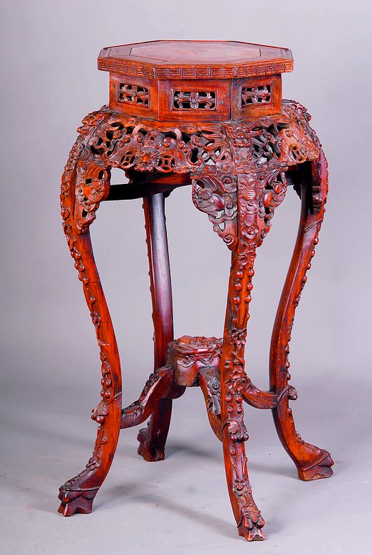Beistelltisch oder Blumensäule, China, um 1900-10, Hartholz reich geschnitzt, teils in Durchbrucharbeit, Platte mit Steineinlage, H. ca. 90 cm, D. ...