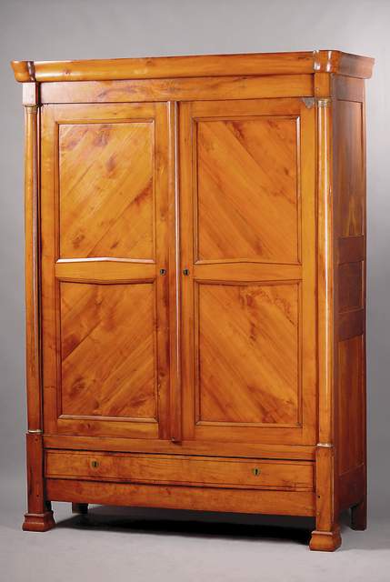 Empireschrank, Frankreich, um 1820/30, Obstholz vor allem Kirschbaum massiv, integr. Schublade, komplett auf Rahmen gearbeitet, Lisenen m. ...