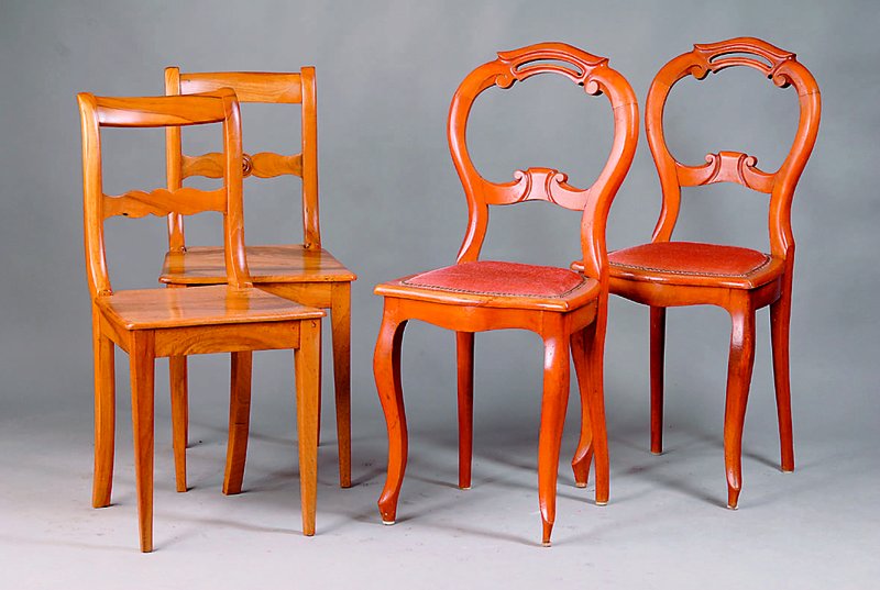 2 Biedermeierstühle, Pfalz, um 1830, Nußbaum massiv, Rückenteil geschweift, waagerechte Versprossung, in Form v. doppelten Rocaillen, rest. ...